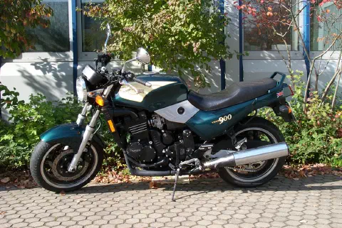Triumph Trident 900 in British Racing Green, Seitenansicht