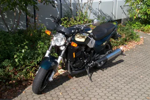 Triumph Trident 900 von schräg vorne mit goldenem Tank