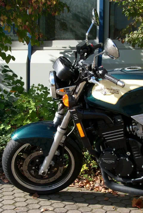 Triumph Trident 900, Detailansicht Vorderrad und Tank