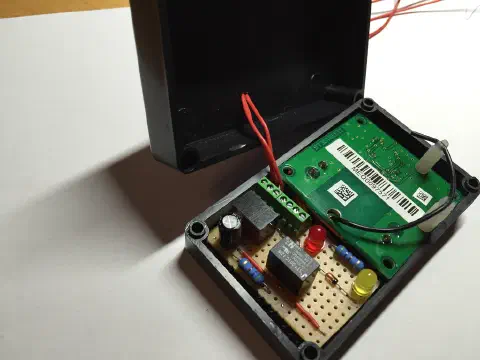 Geöffnetes Gehäuse mit HomeMatic-Aktor, Step-Down-Wandler und Relais