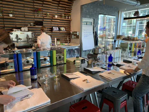 Vorbereiteter Arbeitsplatz im Ballabeni-Eislabor mit Kursunterlagen und Zutaten