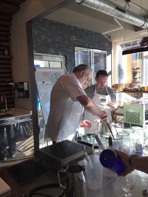 Kursleiter demonstriert die Zubereitung der Eismasse im Topf