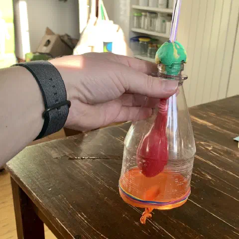 Zwerchfell-Simulation mit Ballon und Strohhalm in einer PET-Flasche