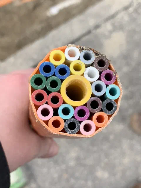 Querschnitt eines Glasfaser-Bündelrohrs mit zahlreichen farbigen Mikrorohren