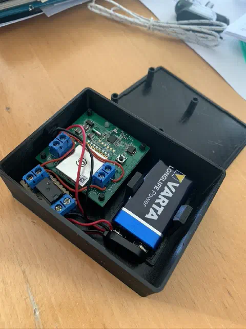 HomeMatic-Schaltaktor mit 9V-Batterie im 3D-gedruckten Gehäuse