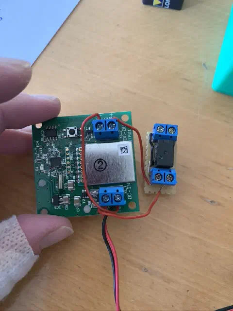 Nahaufnahme der HM-LC-Sw1-Ba-PCB Platine mit Relais und Klemmanschlüssen
