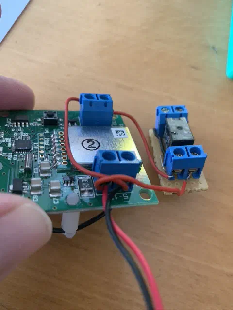 Seitenansicht der Platine mit Schraubklemmen und angeschlossenem Relais