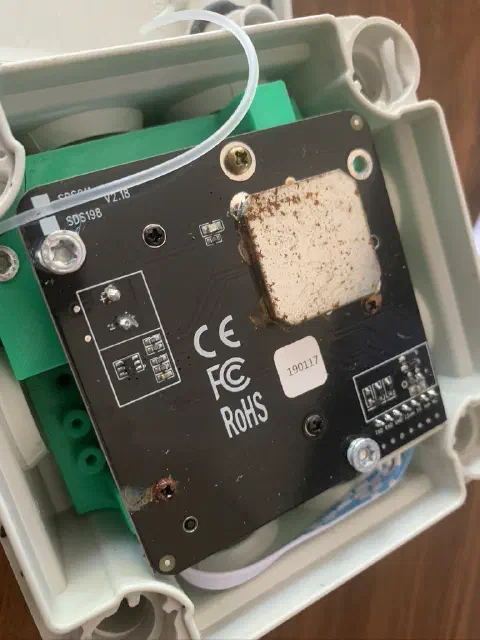 Korrodierte Feinstaubsensor-Platine im geöffneten IP66-Gehäuse