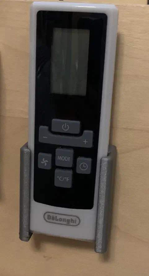 DeLonghi-Fernbedienung eingesetzt im 3D-gedruckten Wandhalter