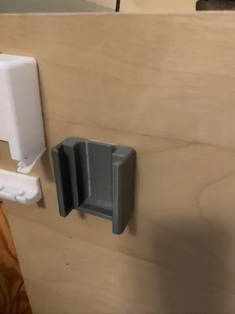 Leerer 3D-gedruckter Fernbedienungshalter an der Wand montiert