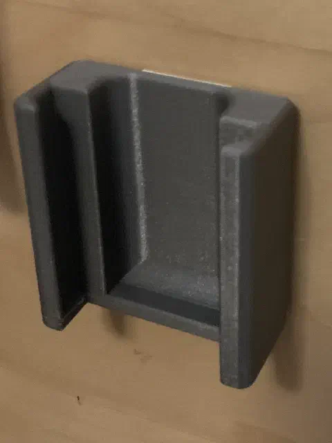 Nahaufnahme des 3D-gedruckten Fernbedienungshalters