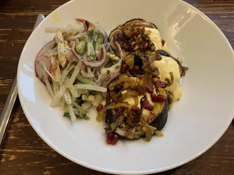 Geröstete Auberginen mit Curry-Joghurt, karamellisierten Zwiebeln und Granatapfelkernen, dazu Glasnudelsalat