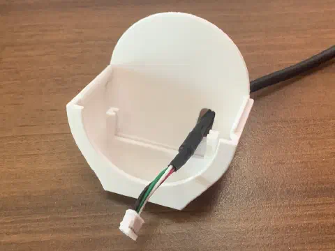 Kameragehäuse mit durchgeführtem USB-Kabel und sichtbarem Stecker