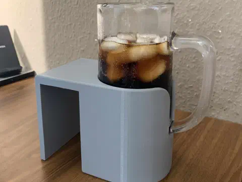 3D-gedruckter Getränkehalter am Bettrahmen mit eingestelltem Glas Cola