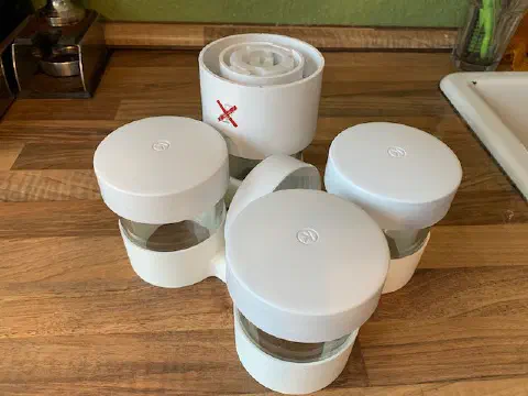 Kenwood-AT320-Gewürzmahlbecher mit Deckeln lose auf der Küchenarbeitsplatte