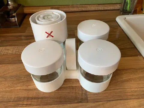 Kenwood-AT320-Gewürzmahlbecher im 3D-gedruckten Haltertablett eingesetzt