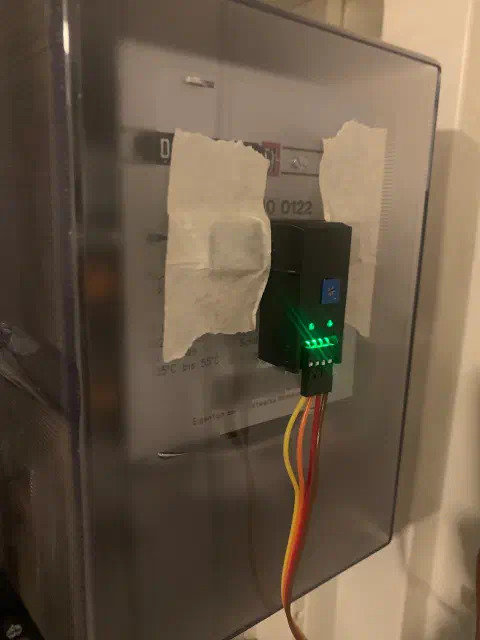 Nahaufnahme des IR-Sensors auf der Drehscheibe des Ferraris-Zählers