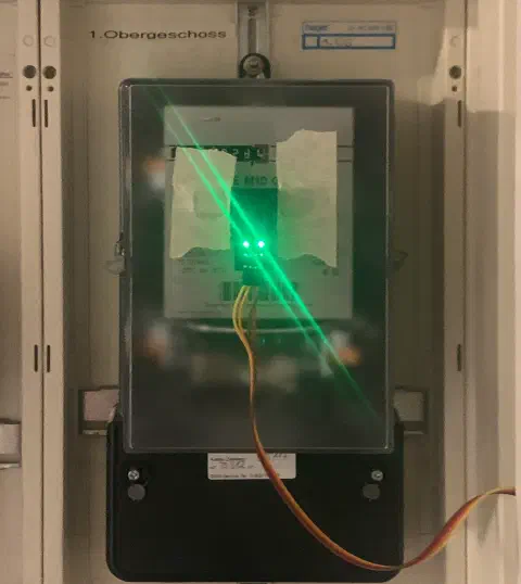 Ferraris-Stromzähler im Sicherungskasten mit montiertem IR-Sensor