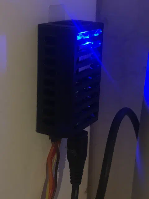 3D-gedrucktes Gehäuse für den ESP8266 mit Status-LED an der Wand montiert