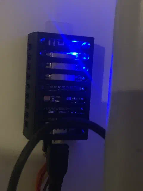 3D-gedrucktes ESP8266-Gehäuse an der Wand, Seitenansicht mit sichtbarer Platine