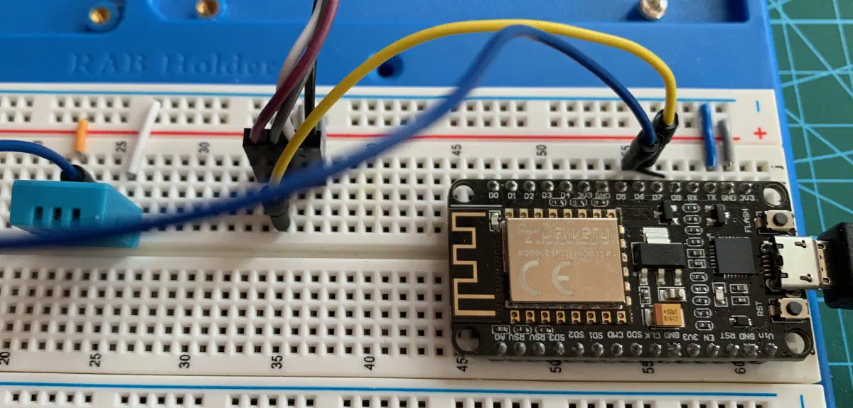 Testaufbau am Breadboard. Das Flachbandkabel (doppel-linkshändig selbstgekrimpt) geht zum Sensor.