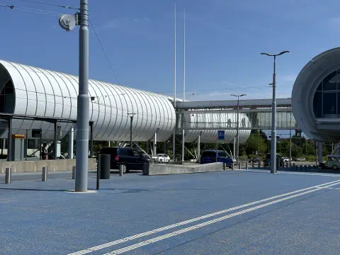 Eingangsbereich des CERN Science Gateway bei Sonnenschein