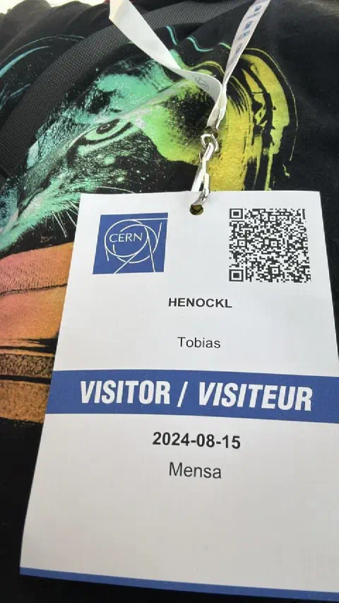 CERN-Besucherausweis mit Lanyard