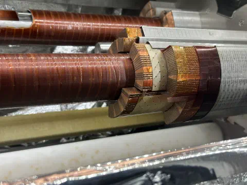 Querschnitt eines supraleitenden LHC-Dipolmagneten mit Kupferspulen