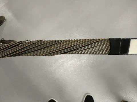 Nahaufnahme eines supraleitenden Kabels mit verdrillten Niob-Titan-Strängen