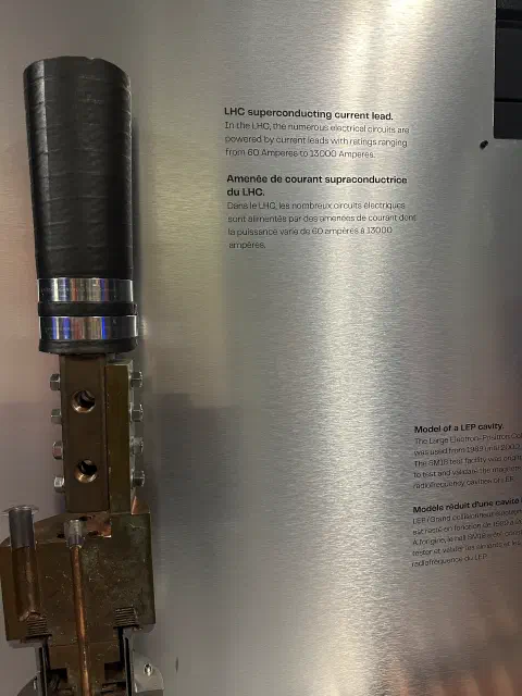Ausstellungsstück einer supraleitenden Stromzuführung des LHC