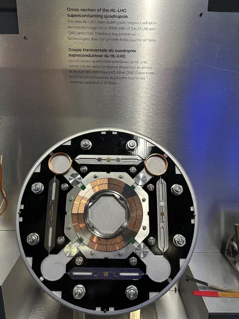 Querschnitt des supraleitenden HL-LHC-Quadrupolmagneten mit Erklärungstafel