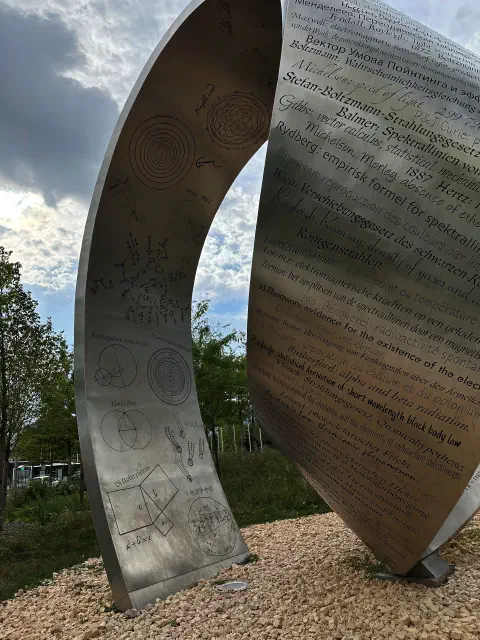 Metallskulptur mit eingravierten Formeln und wissenschaftlichen Diagrammen