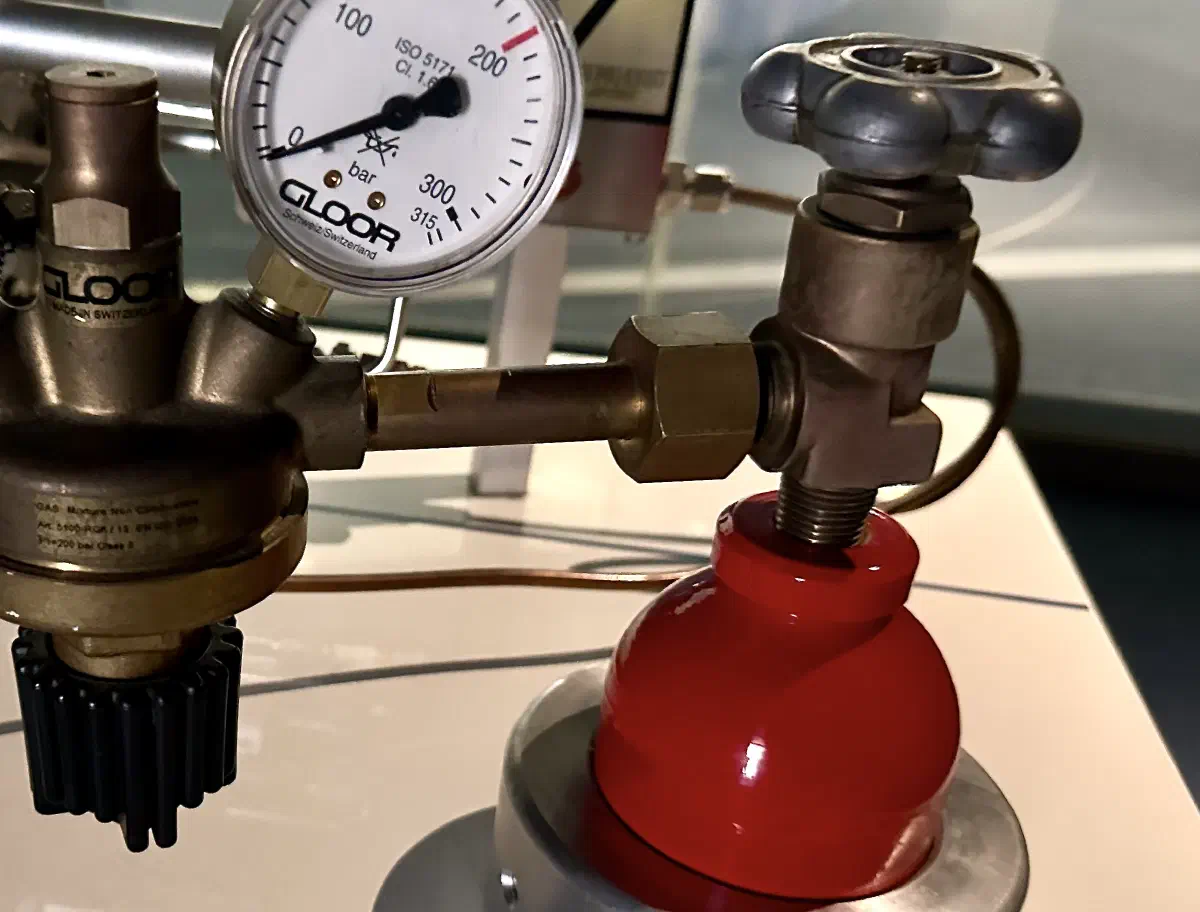 Handelsübliche 750 ml Wasserstoffflasche. Die Protonenquelle des LHC. (Diese hier ist vom letzten Wechsel, wie man zwanglos an den 0 Bar Druck erkennen kann)