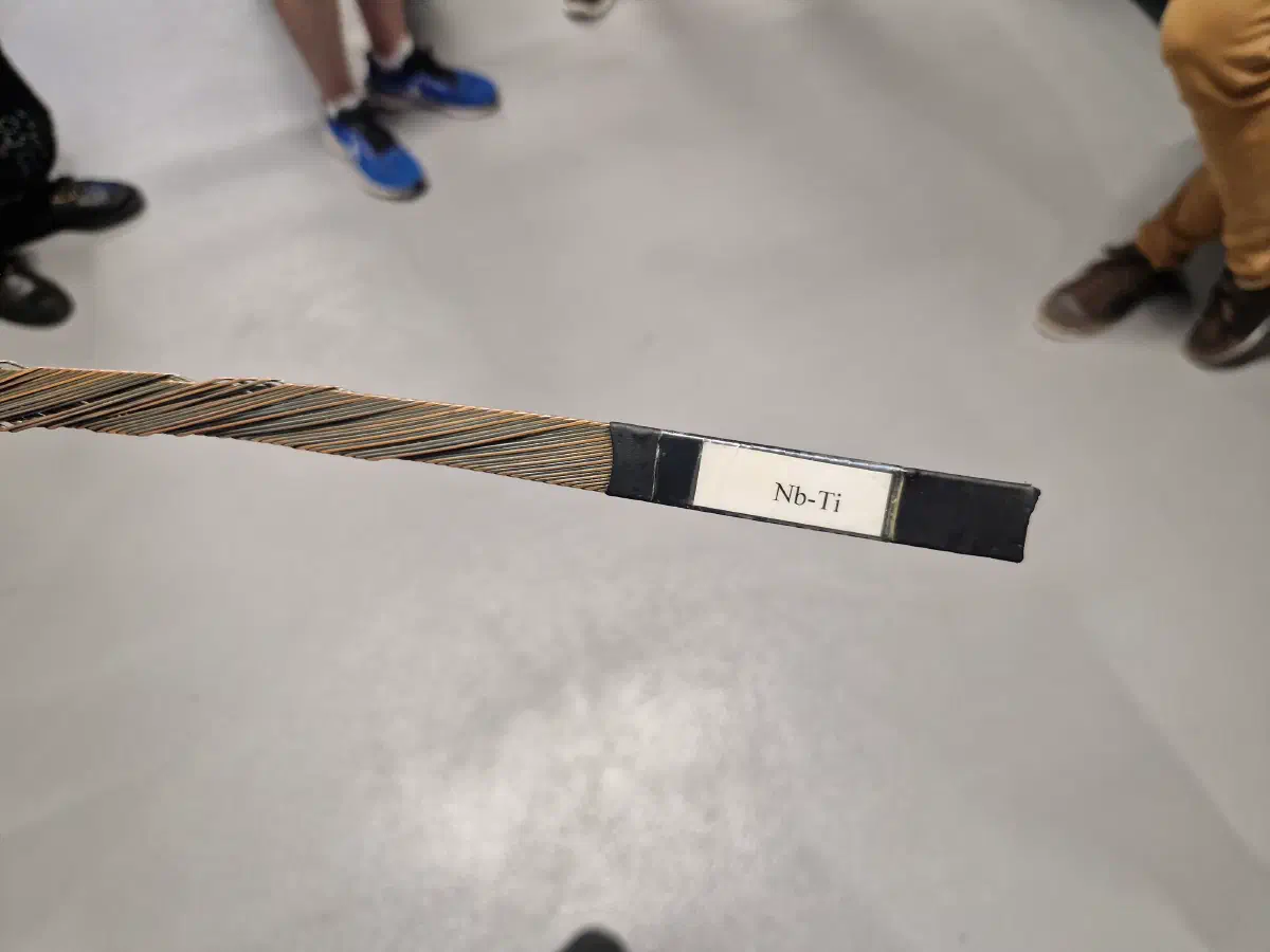 Dank Niob-Titan-Legierung geht die Stromzuführung dann supraleitend etwas handlicher :-)