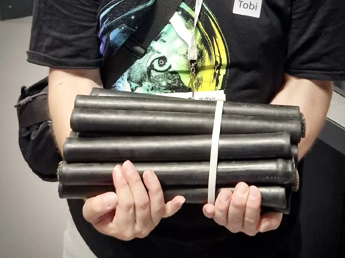 Das wäre eine herkömmlich Strom&shy;zuführung für *einen* der 1232 Dipolmagnete