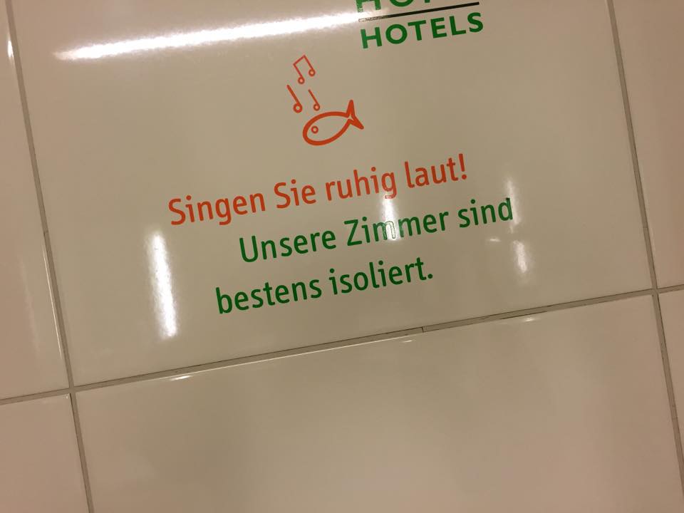 Gut gedämmtes Hotelzimmer