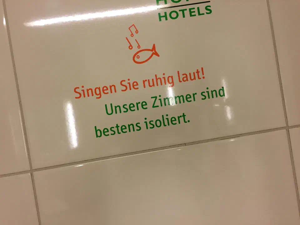 Gut gedämmtes Hotelzimmer